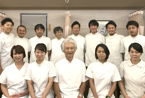 訪問マッサージに伺うスタッフ集合写真